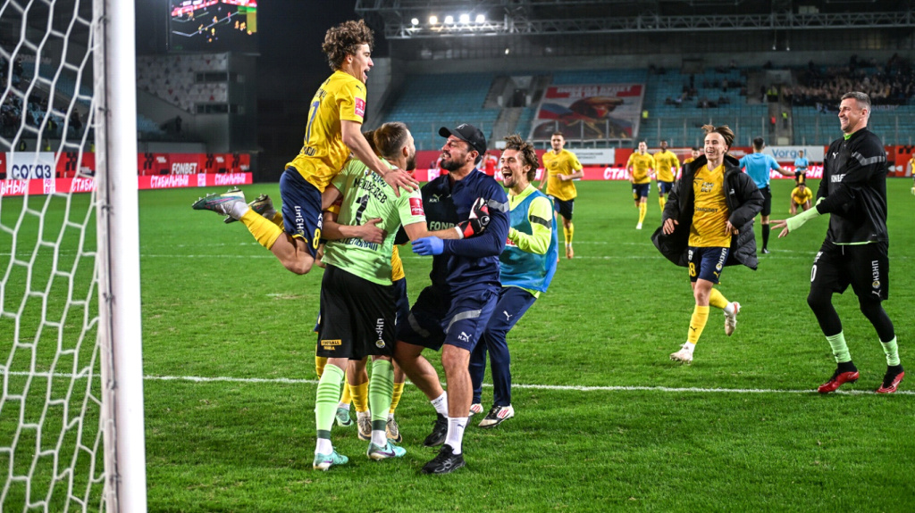 Футболисты «Ростова» празднуют победу над «Химками»